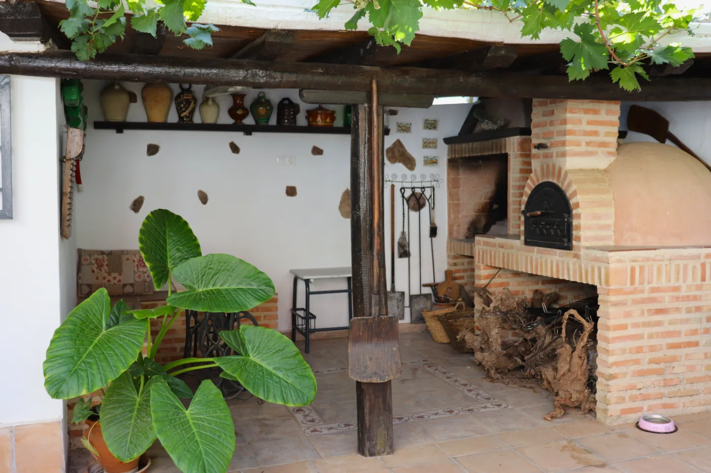 La barbacoa cubierta en el patio