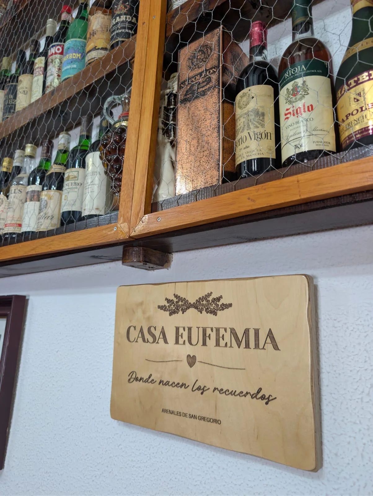 El rincón de vinos con el cartel de la casa