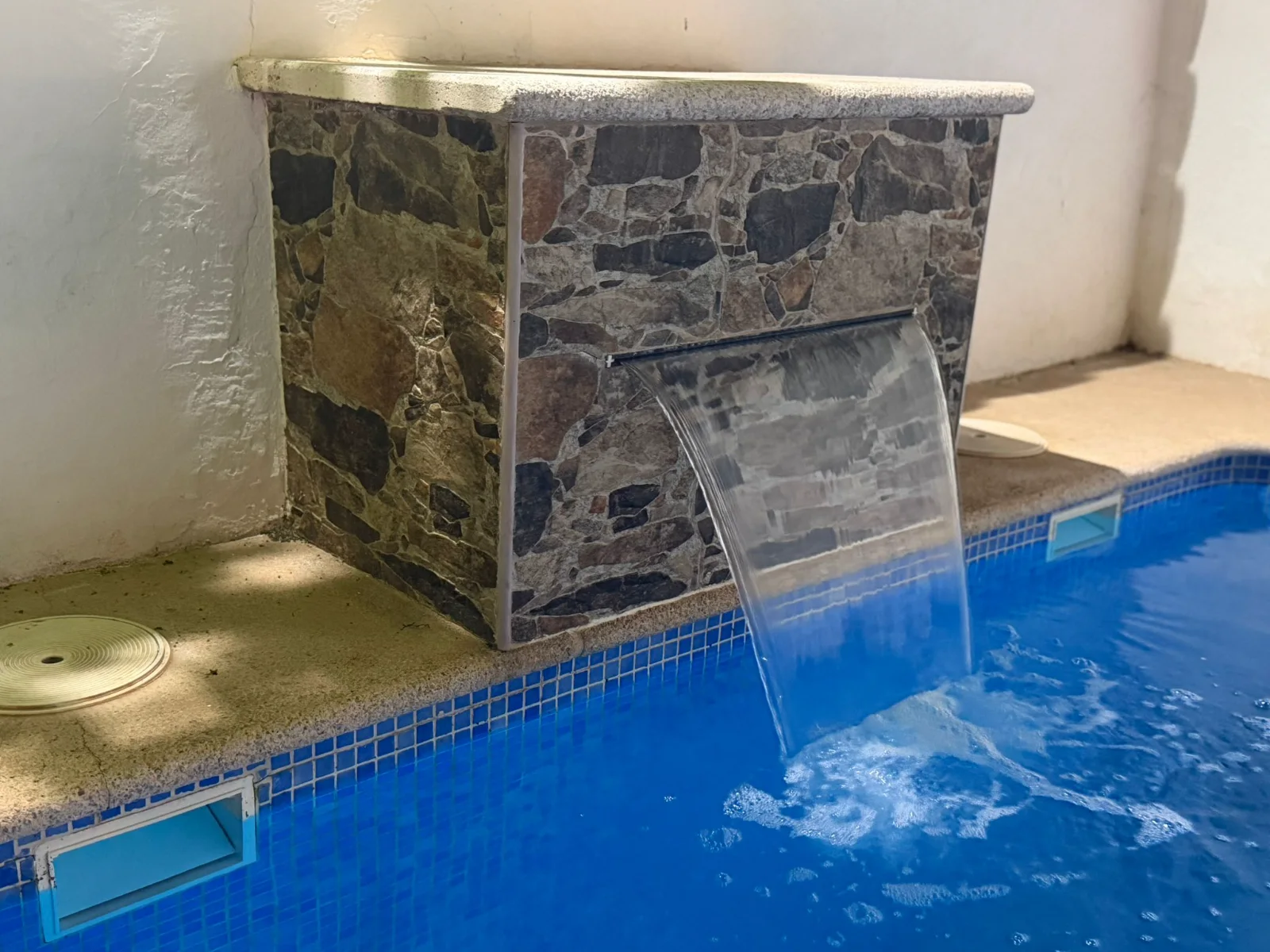 La cascada de la piscina privada