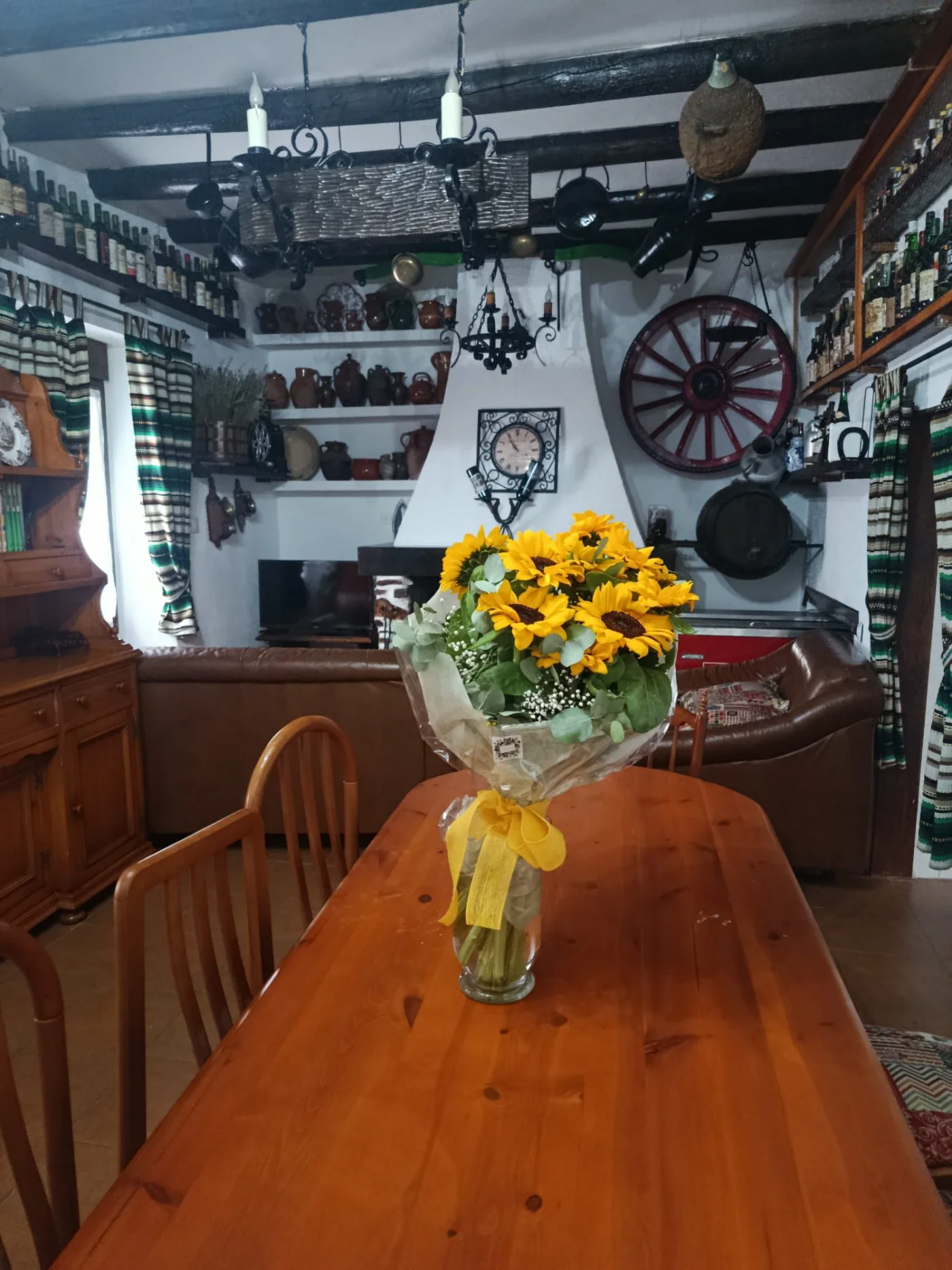 La mesa del comedor, con girasoles