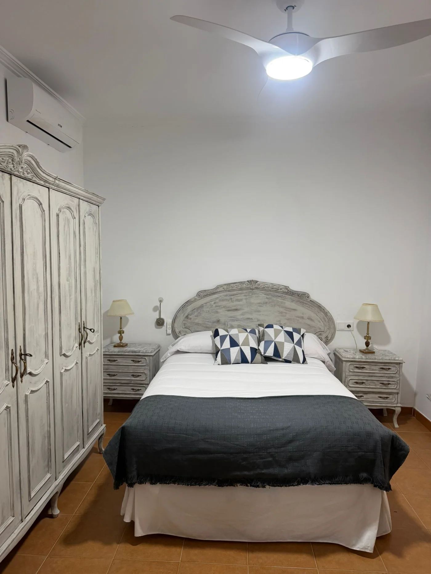 El dormitorio principal, con cama doble