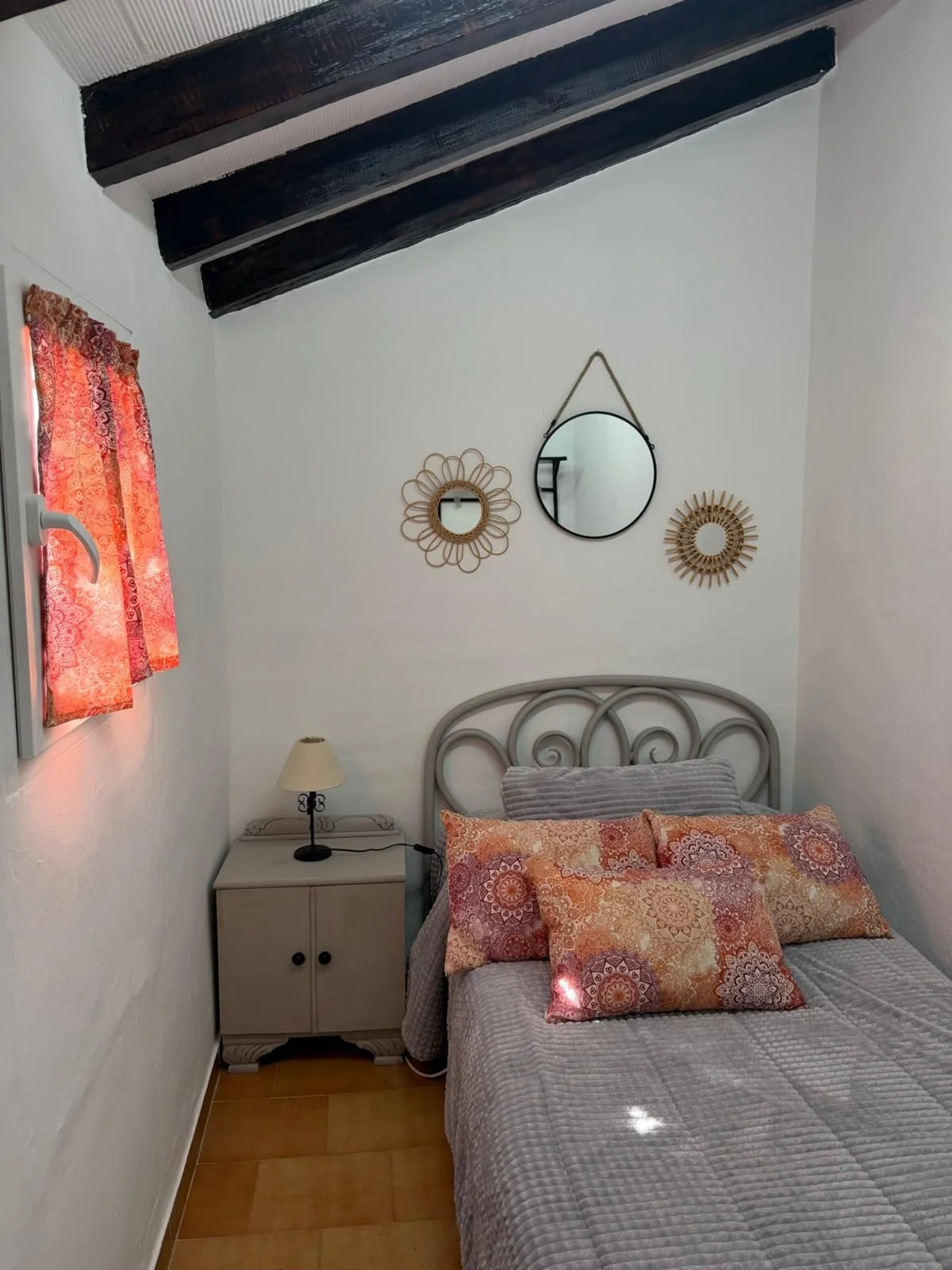 Dormitorio con cabecero de forja