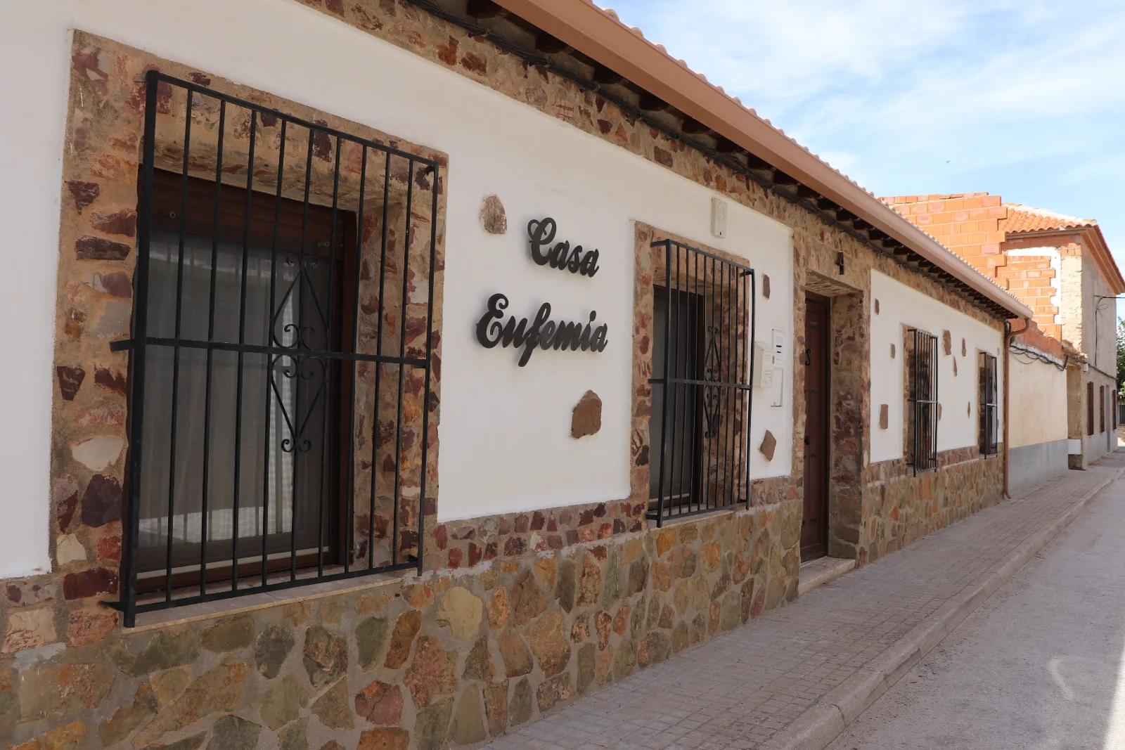 La fachada de Casa Eufemia, con su nombre en la pared