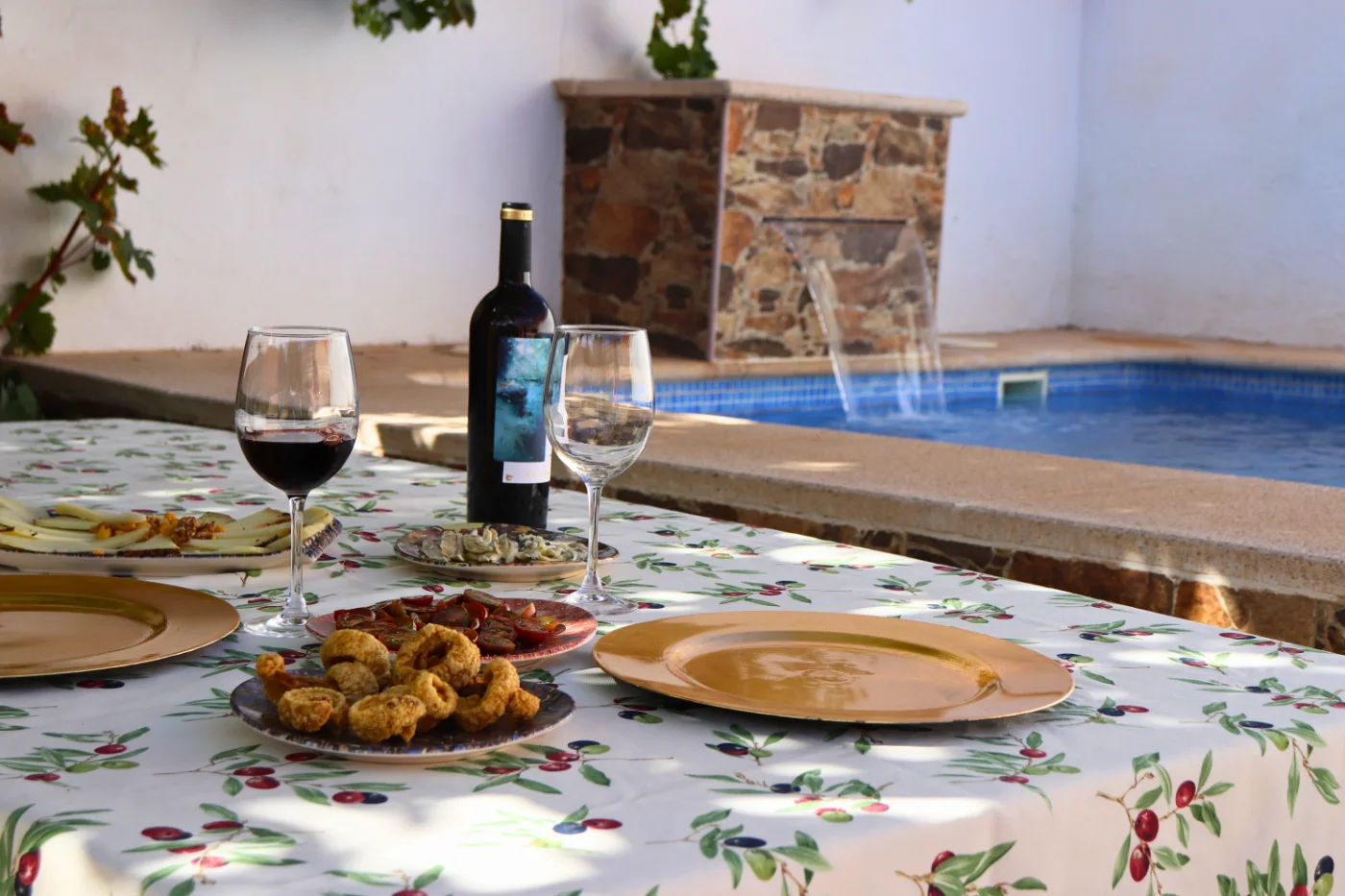 Mesa exterior junto a la piscina