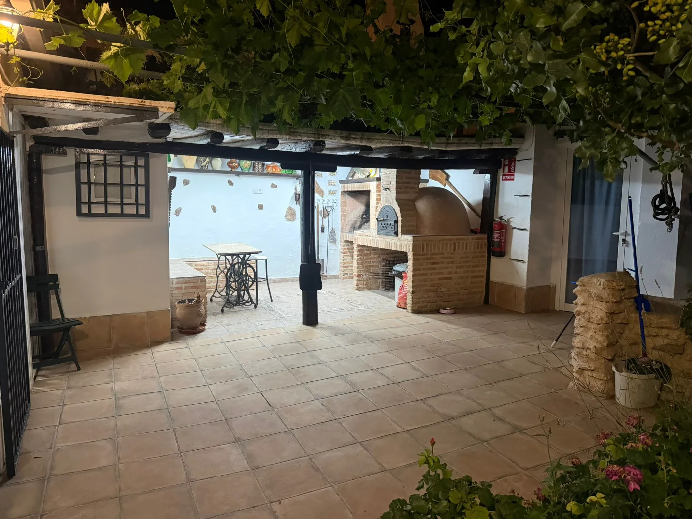 El patio con la barbacoa cubierta