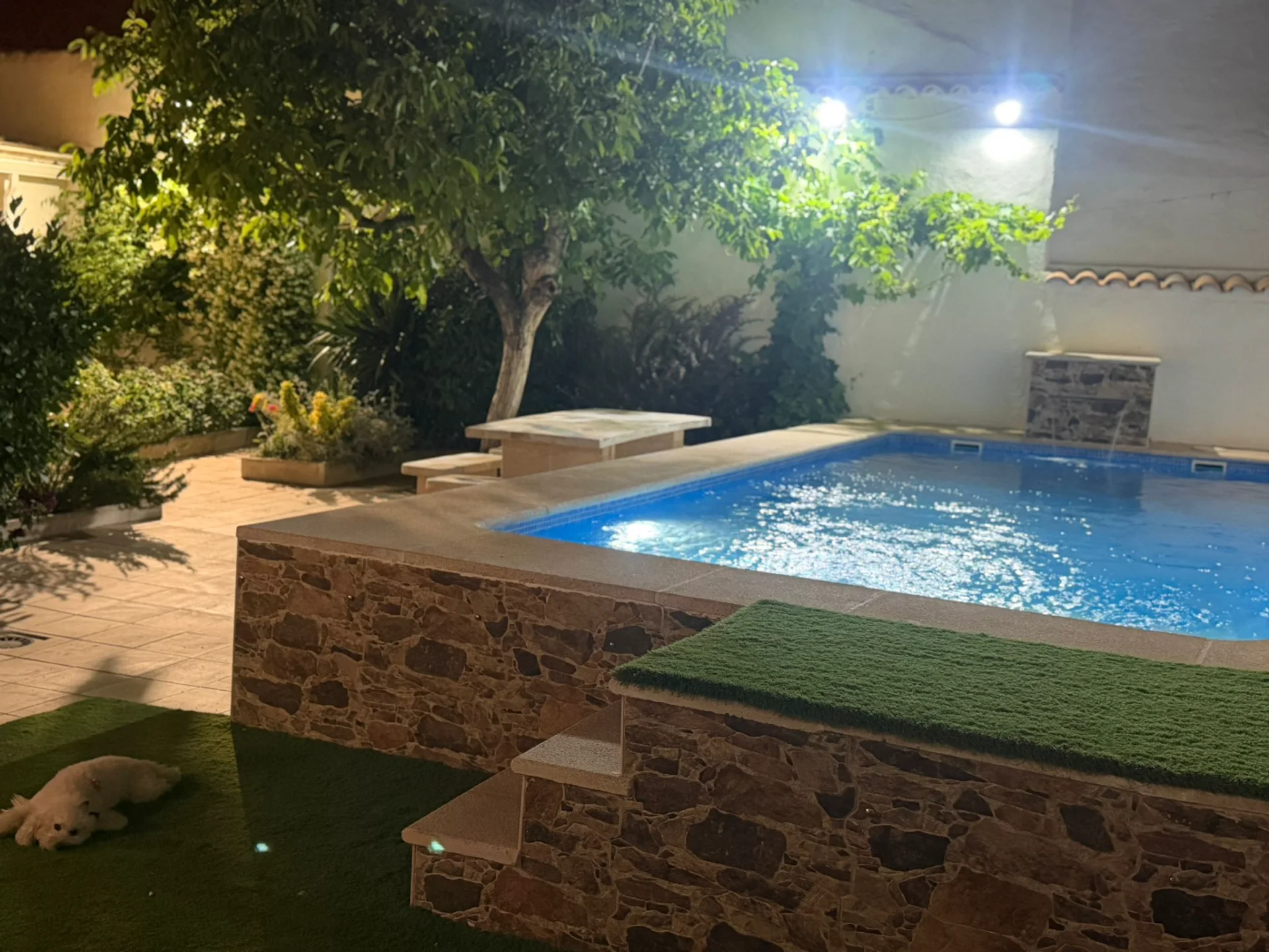 La piscina iluminada por la noche