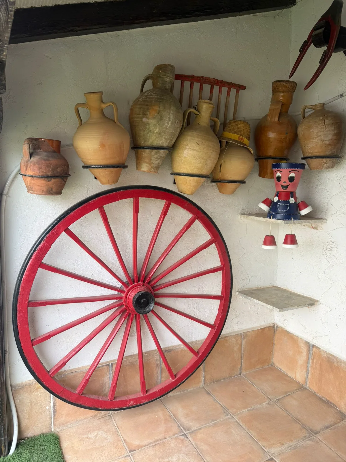 La rueda de carro y las tinajas