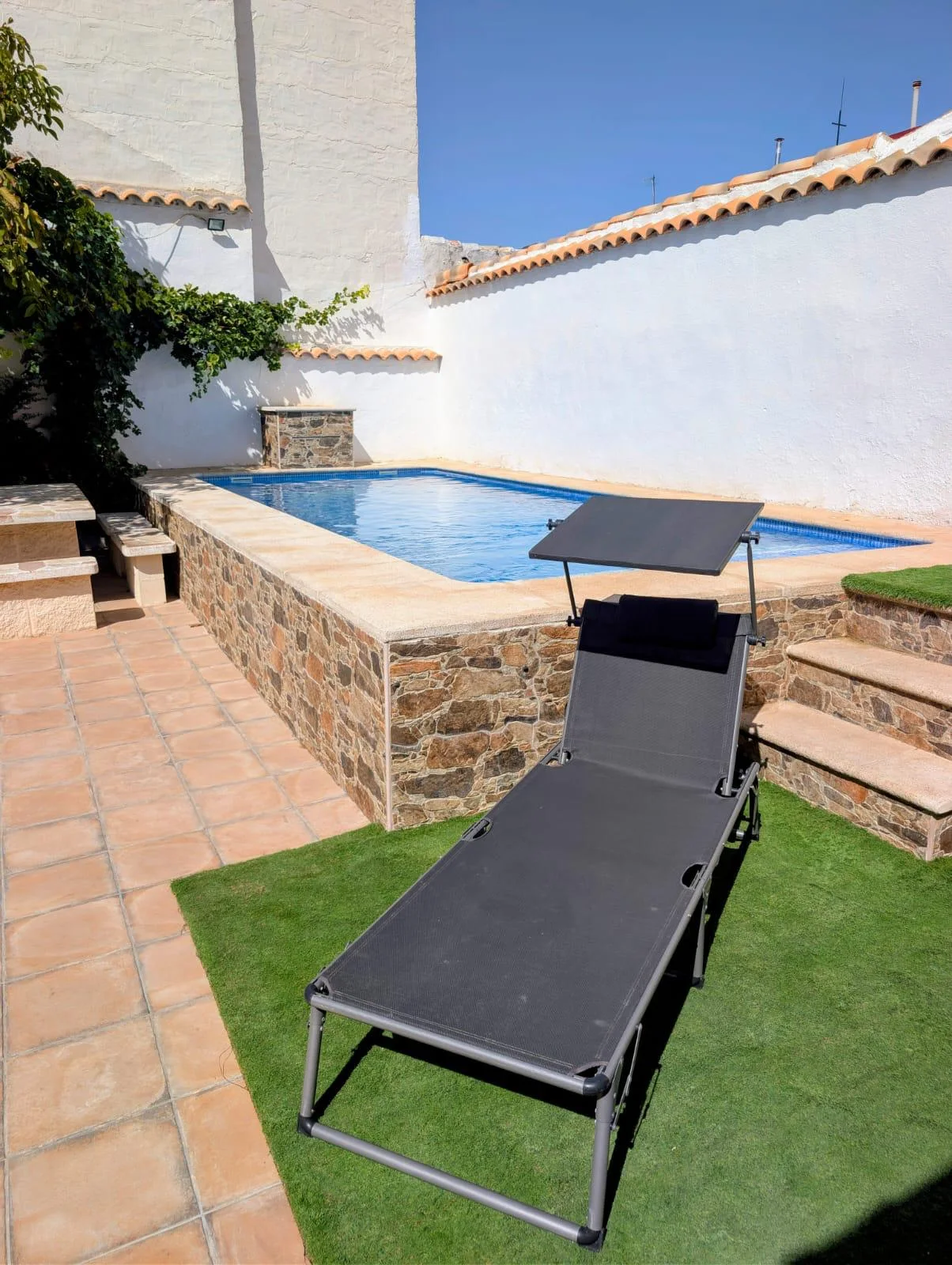 Tumbona junto a la piscina